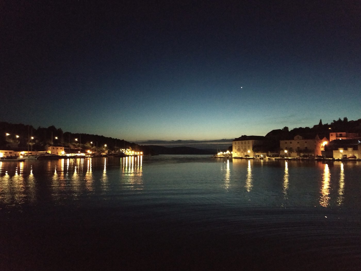 Der entzückend Stadthafen von Milna auf Brač bei Nacht